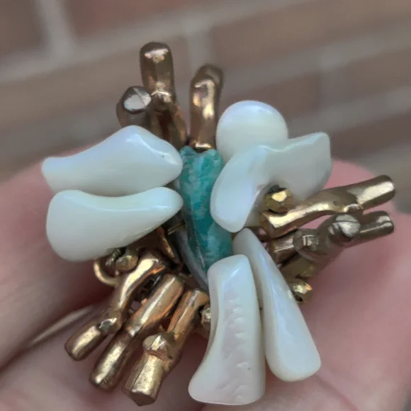 Vintage Miriam Haskell mother of pearl and amazonite coral branch earrings - Picture 4 of 13